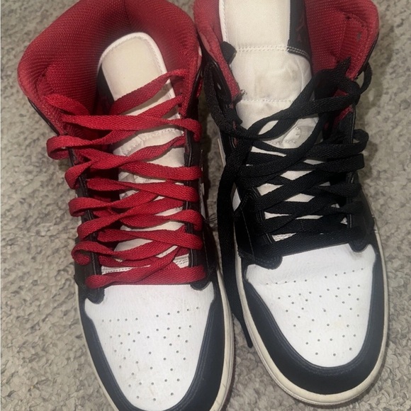Nike air Jordan mid Men's Black, White, and Red Sneakers Sz 8.5 M - Picture 8 of 9